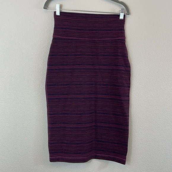 lululemon athletica Dresses & Skirts - Lululemon maroon/black knit midi skirt size 6